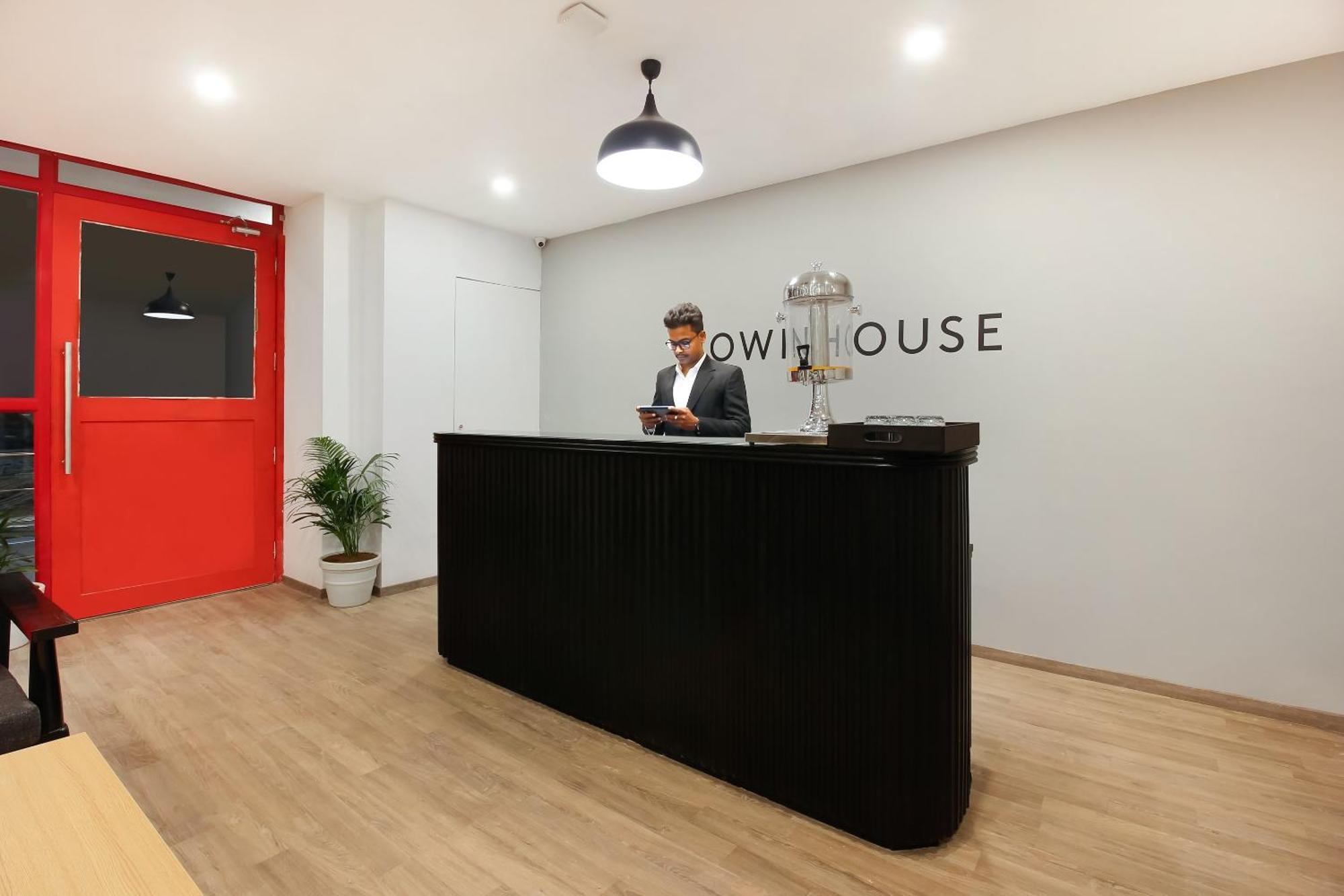 Super Townhouse The Cinco Hotel Near Esi Hospital ไฮเดอราบัด ภายนอก รูปภาพ