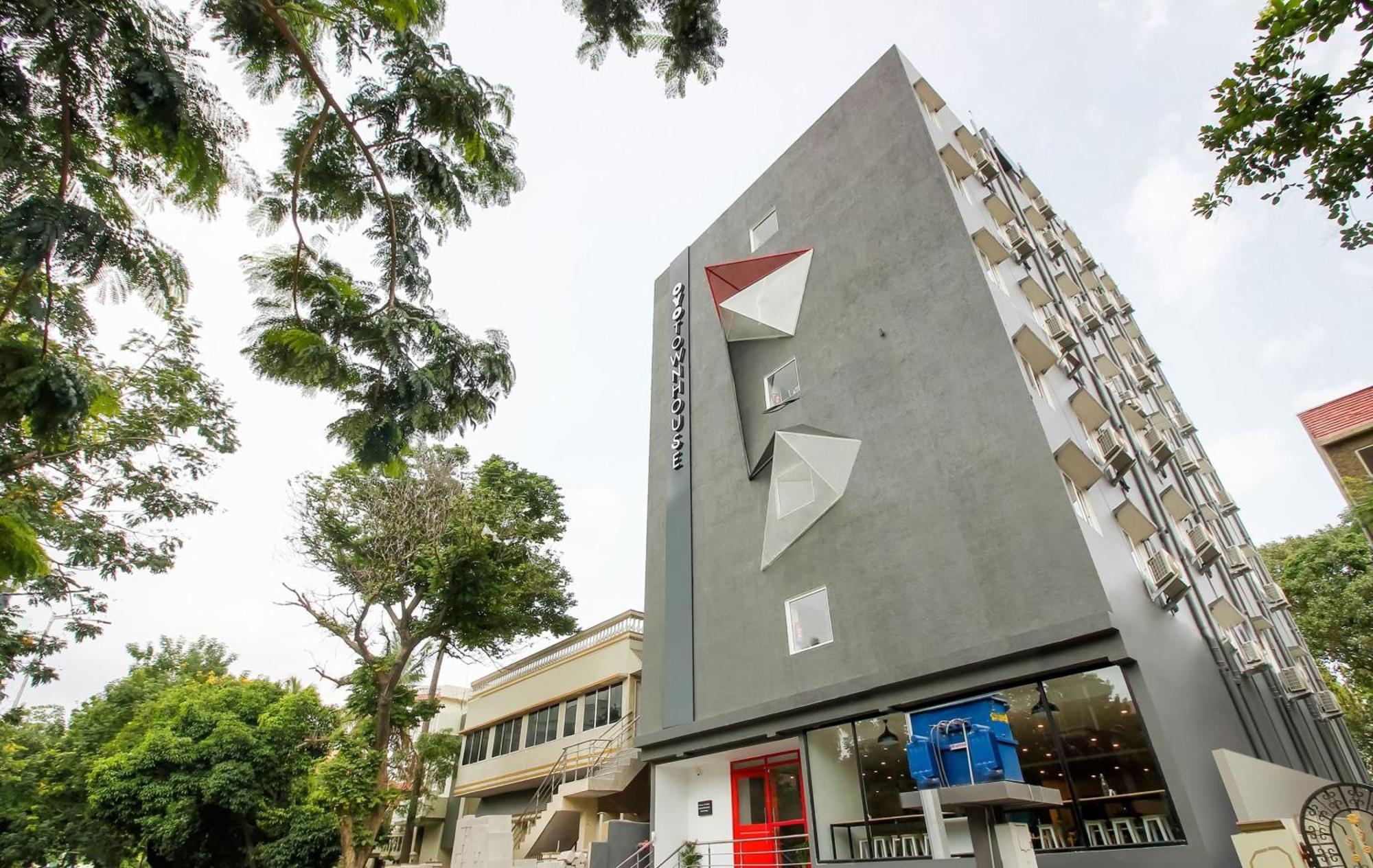 Super Townhouse The Cinco Hotel Near Esi Hospital ไฮเดอราบัด ภายนอก รูปภาพ