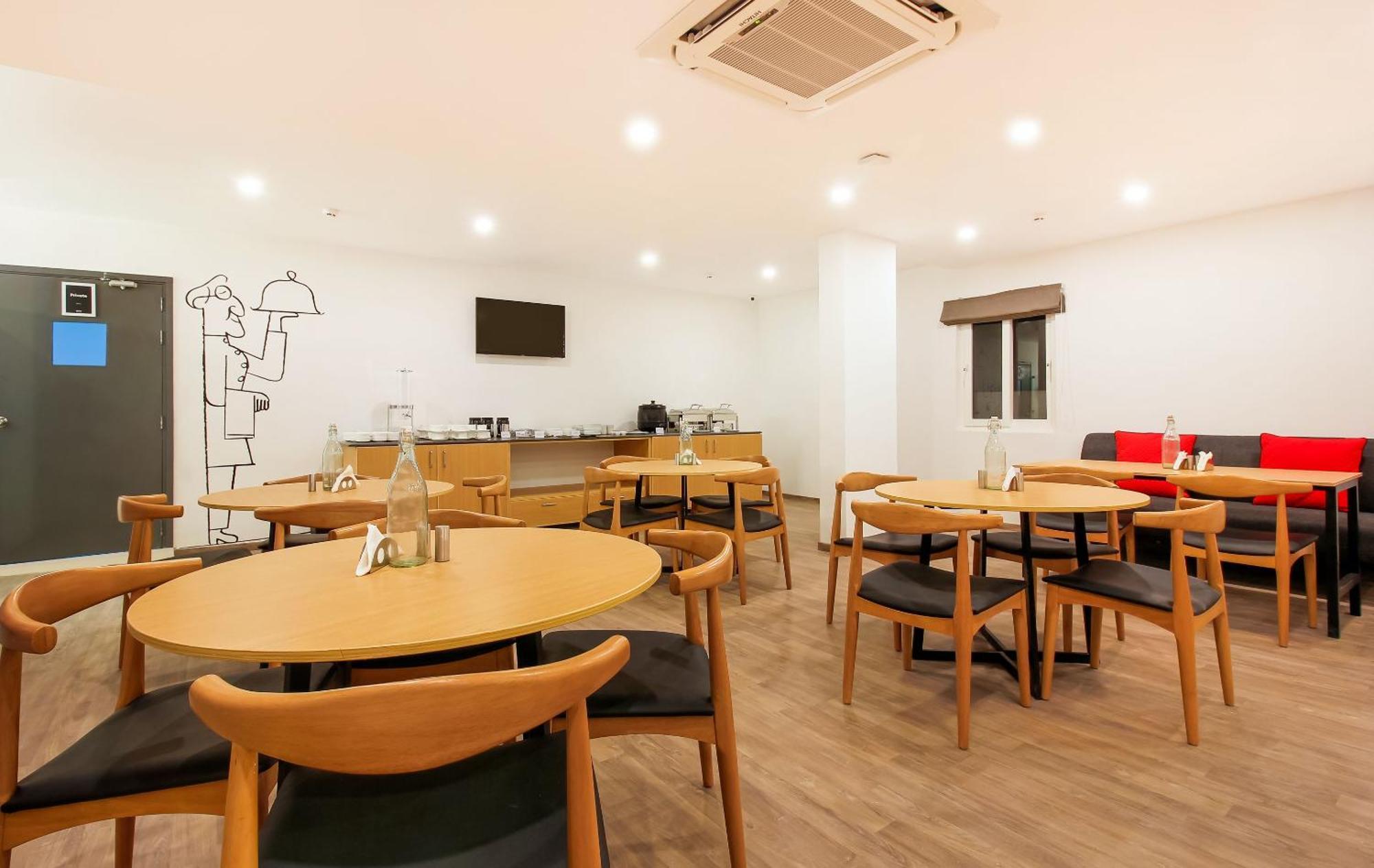 Super Townhouse The Cinco Hotel Near Esi Hospital ไฮเดอราบัด ภายนอก รูปภาพ