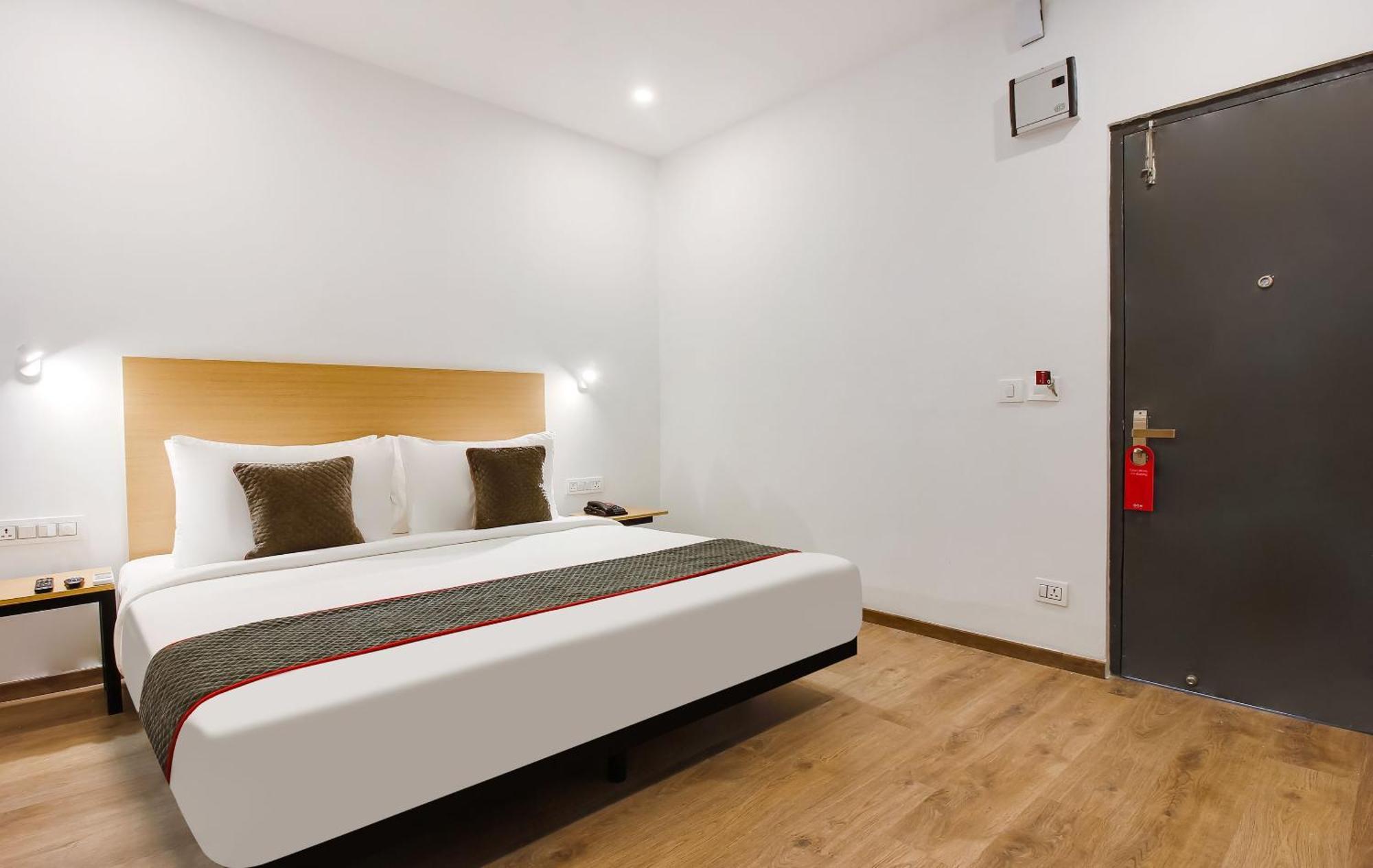Super Townhouse The Cinco Hotel Near Esi Hospital ไฮเดอราบัด ภายนอก รูปภาพ