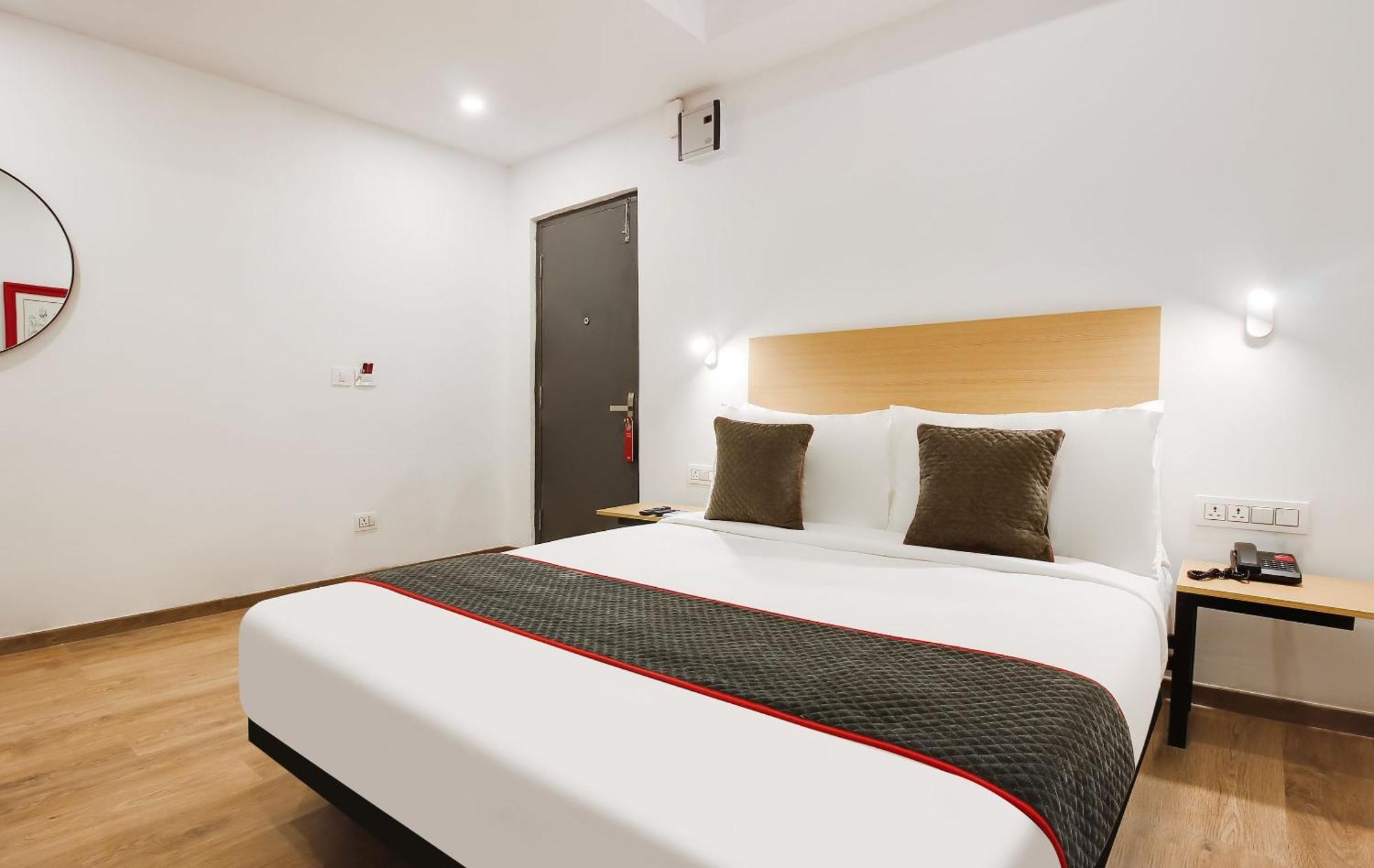 Super Townhouse The Cinco Hotel Near Esi Hospital ไฮเดอราบัด ภายนอก รูปภาพ