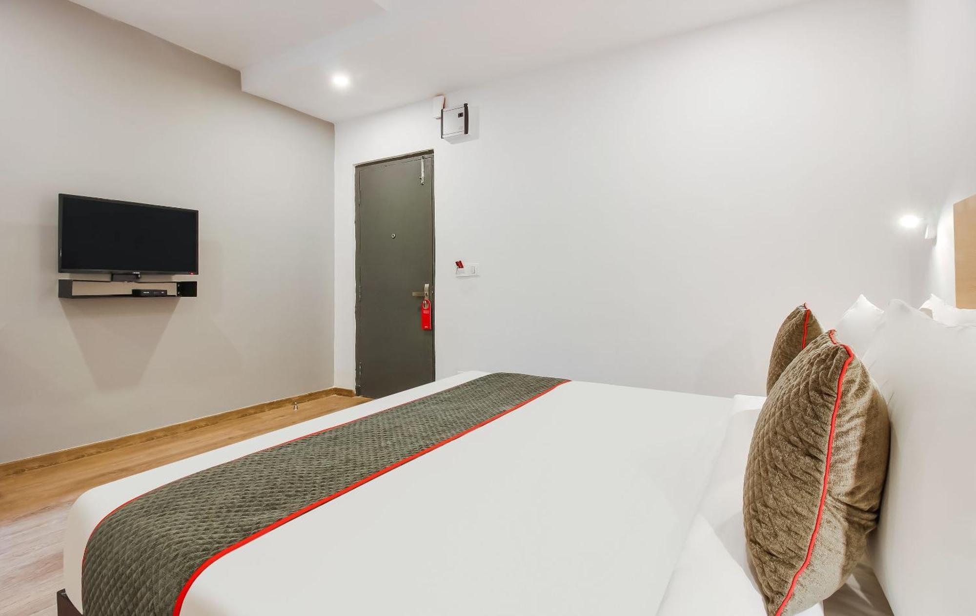 Super Townhouse The Cinco Hotel Near Esi Hospital ไฮเดอราบัด ภายนอก รูปภาพ