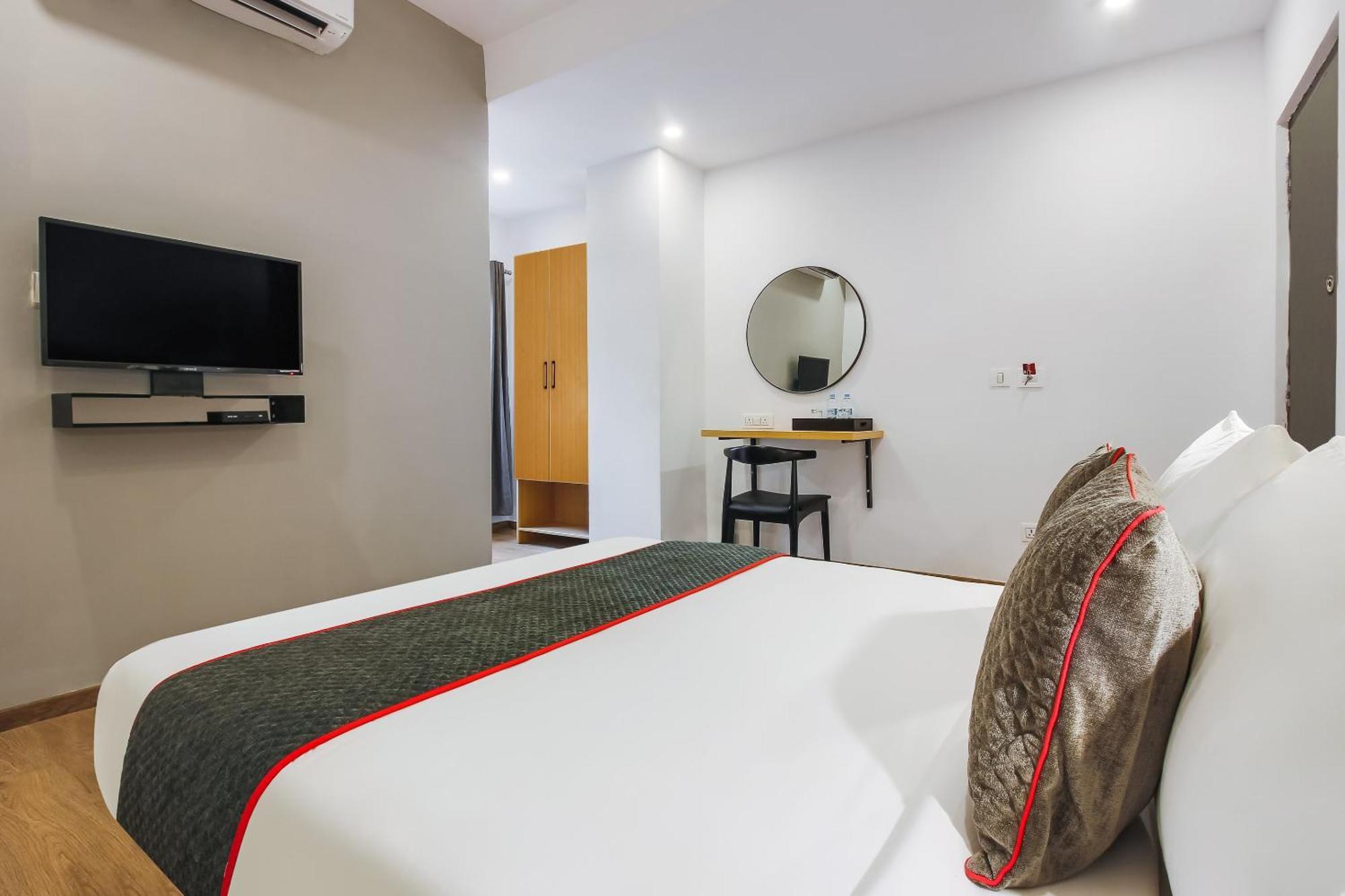 Super Townhouse The Cinco Hotel Near Esi Hospital ไฮเดอราบัด ภายนอก รูปภาพ