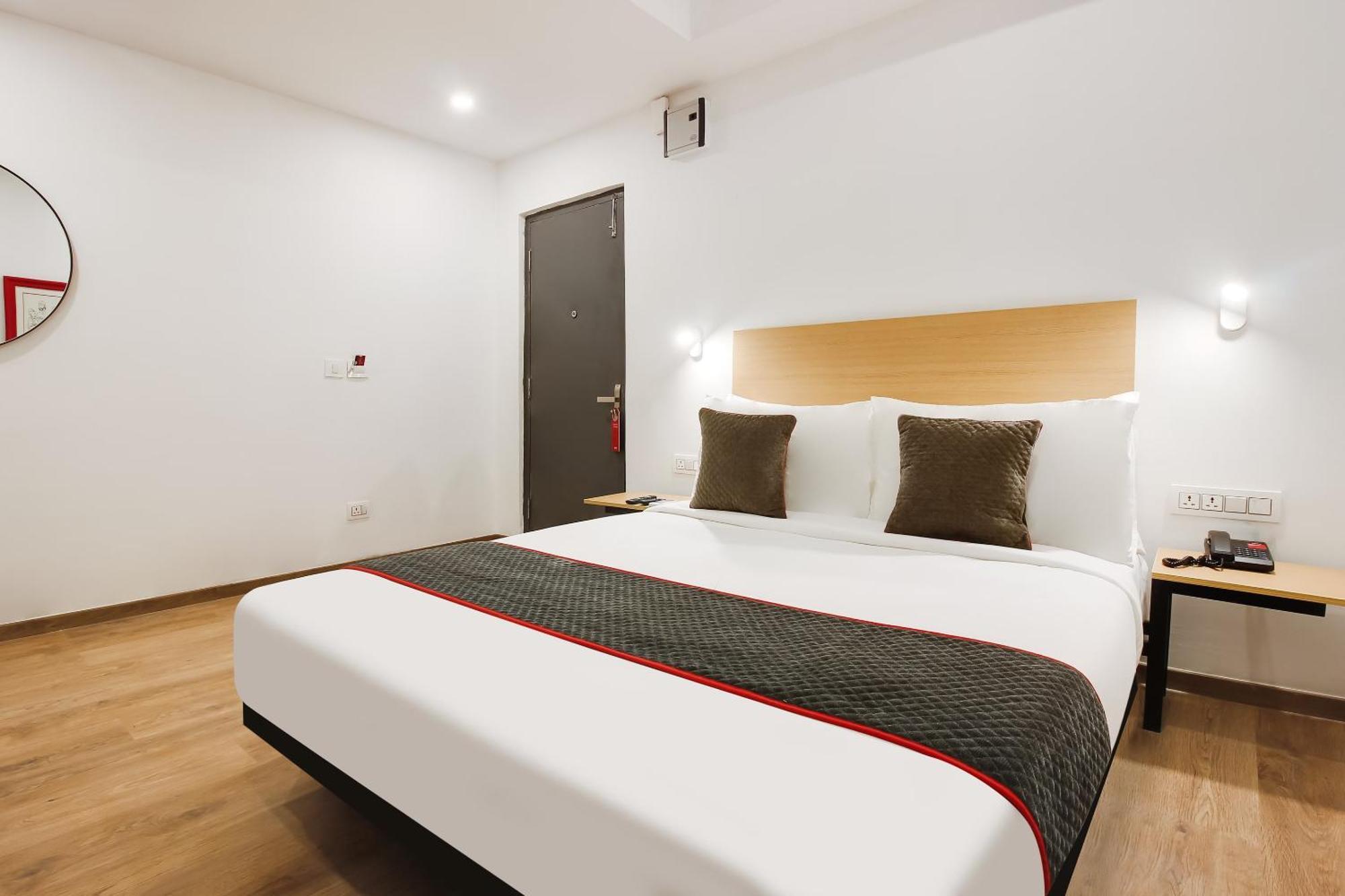 Super Townhouse The Cinco Hotel Near Esi Hospital ไฮเดอราบัด ภายนอก รูปภาพ