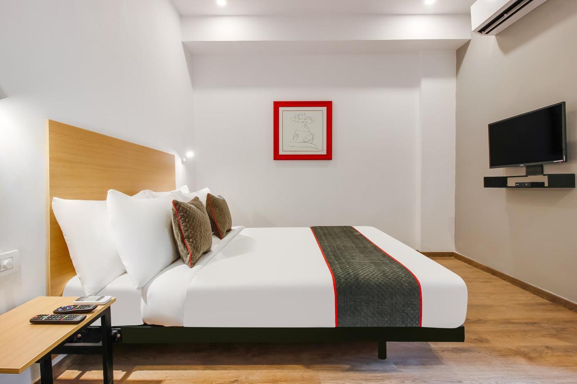 Super Townhouse The Cinco Hotel Near Esi Hospital ไฮเดอราบัด ภายนอก รูปภาพ