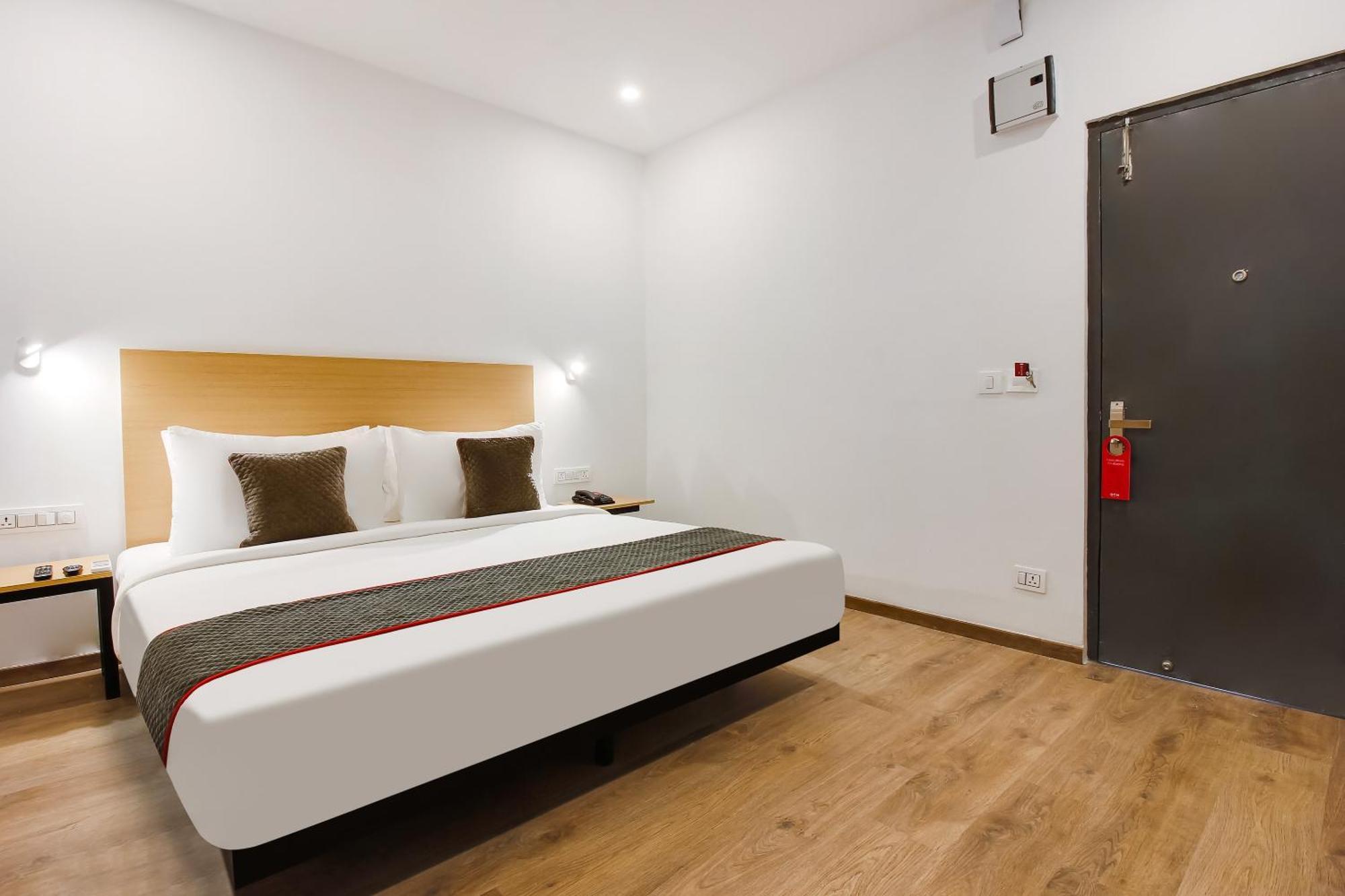 Super Townhouse The Cinco Hotel Near Esi Hospital ไฮเดอราบัด ภายนอก รูปภาพ