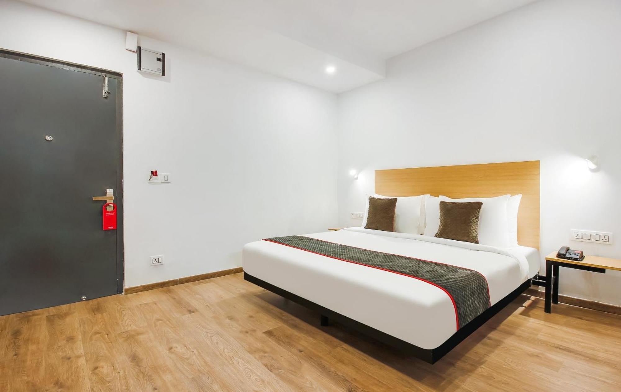 Super Townhouse The Cinco Hotel Near Esi Hospital ไฮเดอราบัด ภายนอก รูปภาพ