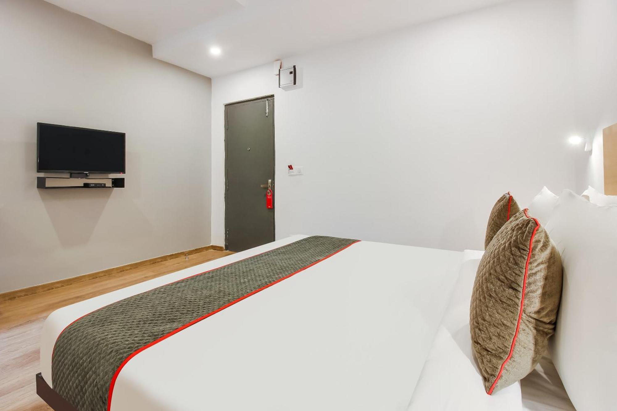 Super Townhouse The Cinco Hotel Near Esi Hospital ไฮเดอราบัด ภายนอก รูปภาพ