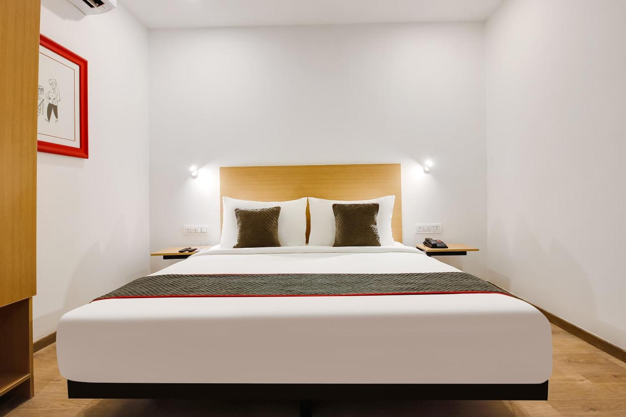 Super Townhouse The Cinco Hotel Near Esi Hospital ไฮเดอราบัด ภายนอก รูปภาพ